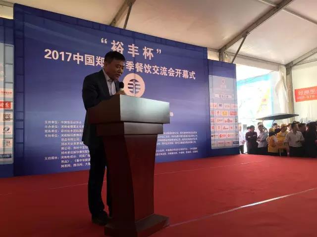 我會(huì)名譽(yù)會(huì)長、全國工商聯(lián)廚具業(yè)商會(huì)會(huì)長鐘建民致辭.jpg